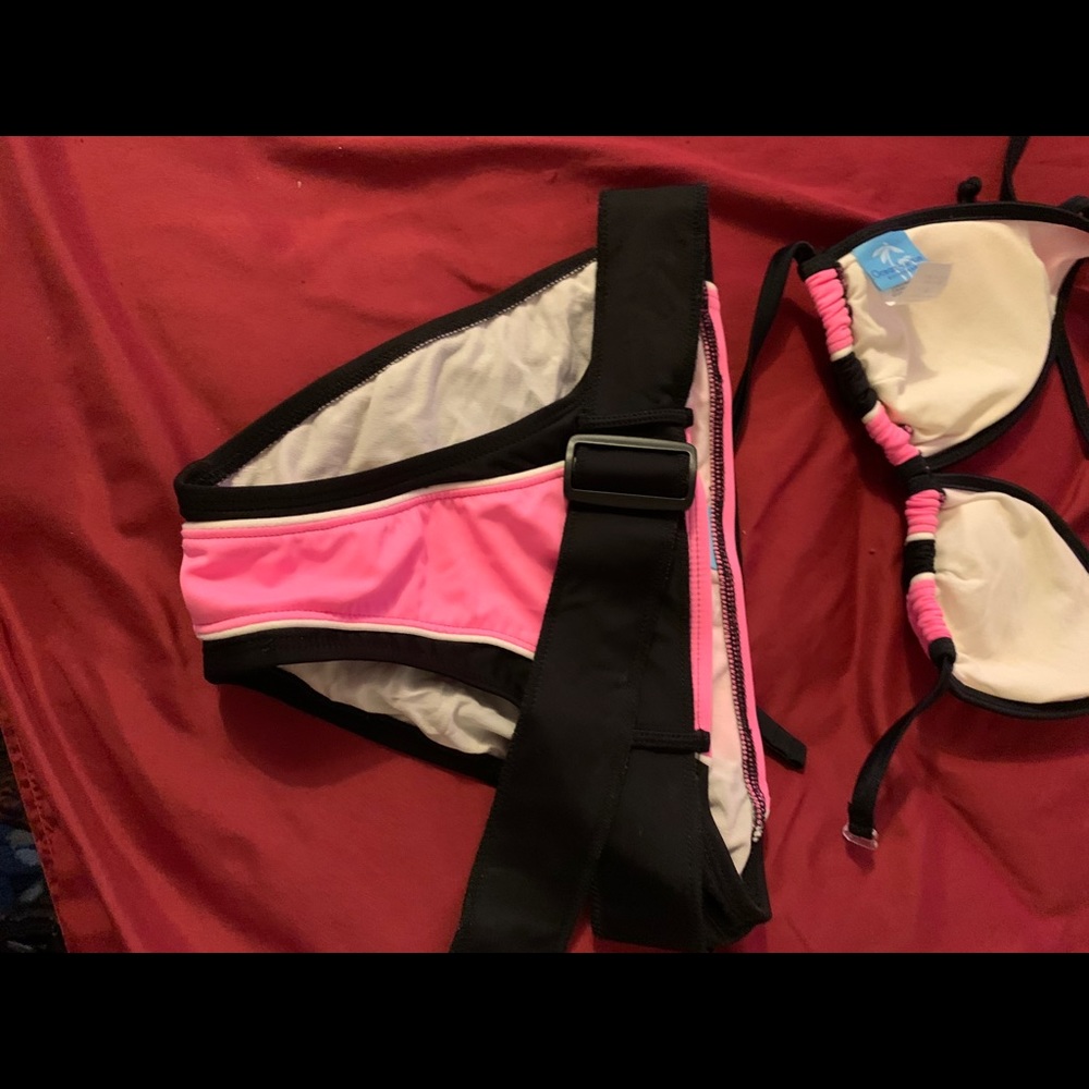 Bikini - Picture 3 of 6